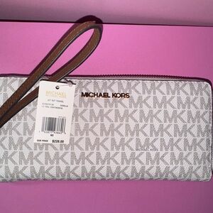 Vanilla Michael Kors Wallet.